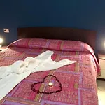 Lakeside Retreat: 2-bedroom With Pool In Vercana
