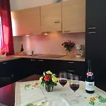 Lakeside Retreat: 2-bedroom With Pool In Apartment *